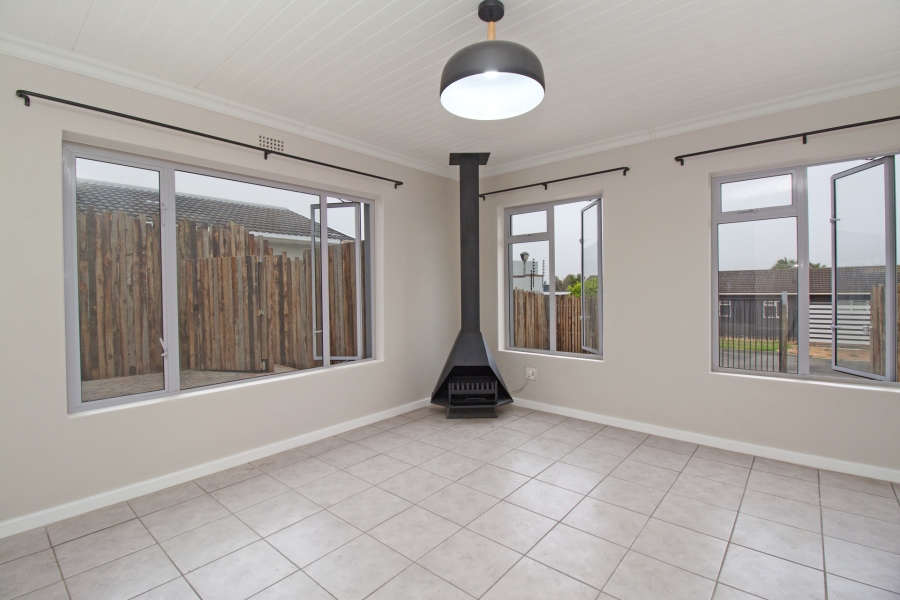 To Let 3 Bedroom Property for Rent in Sunnydale Western Cape